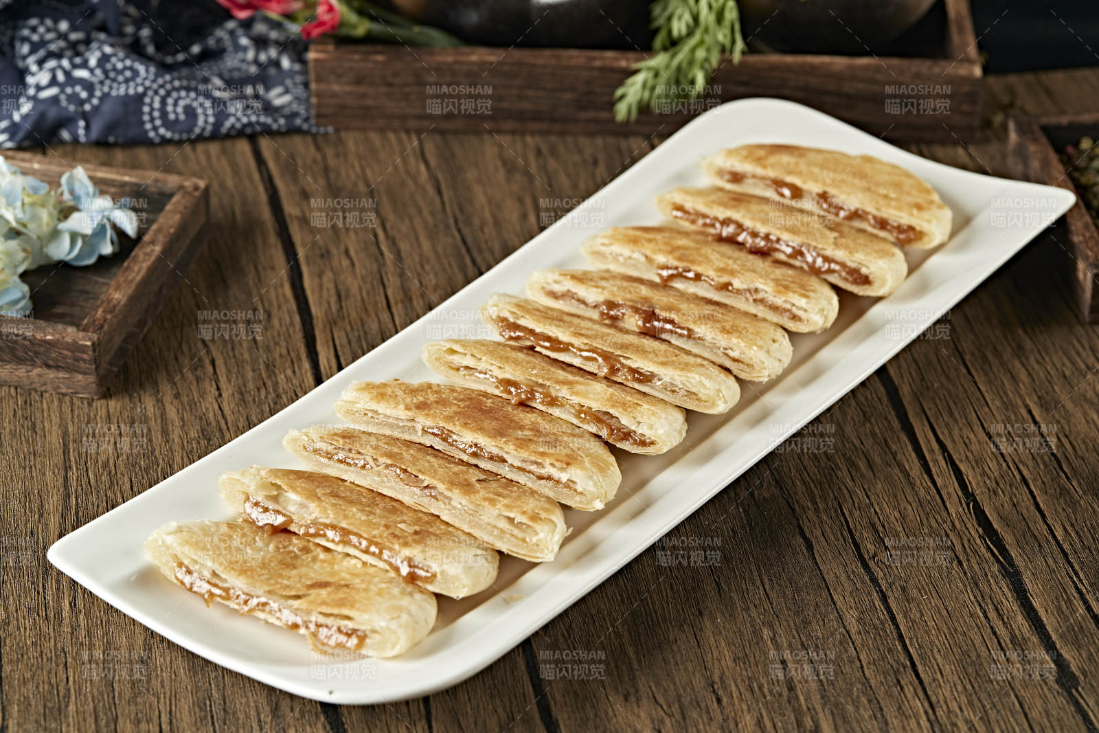 白色瓷盘装美味糖酥饼图片