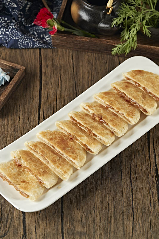 白色瓷盘装美味糖酥饼图片