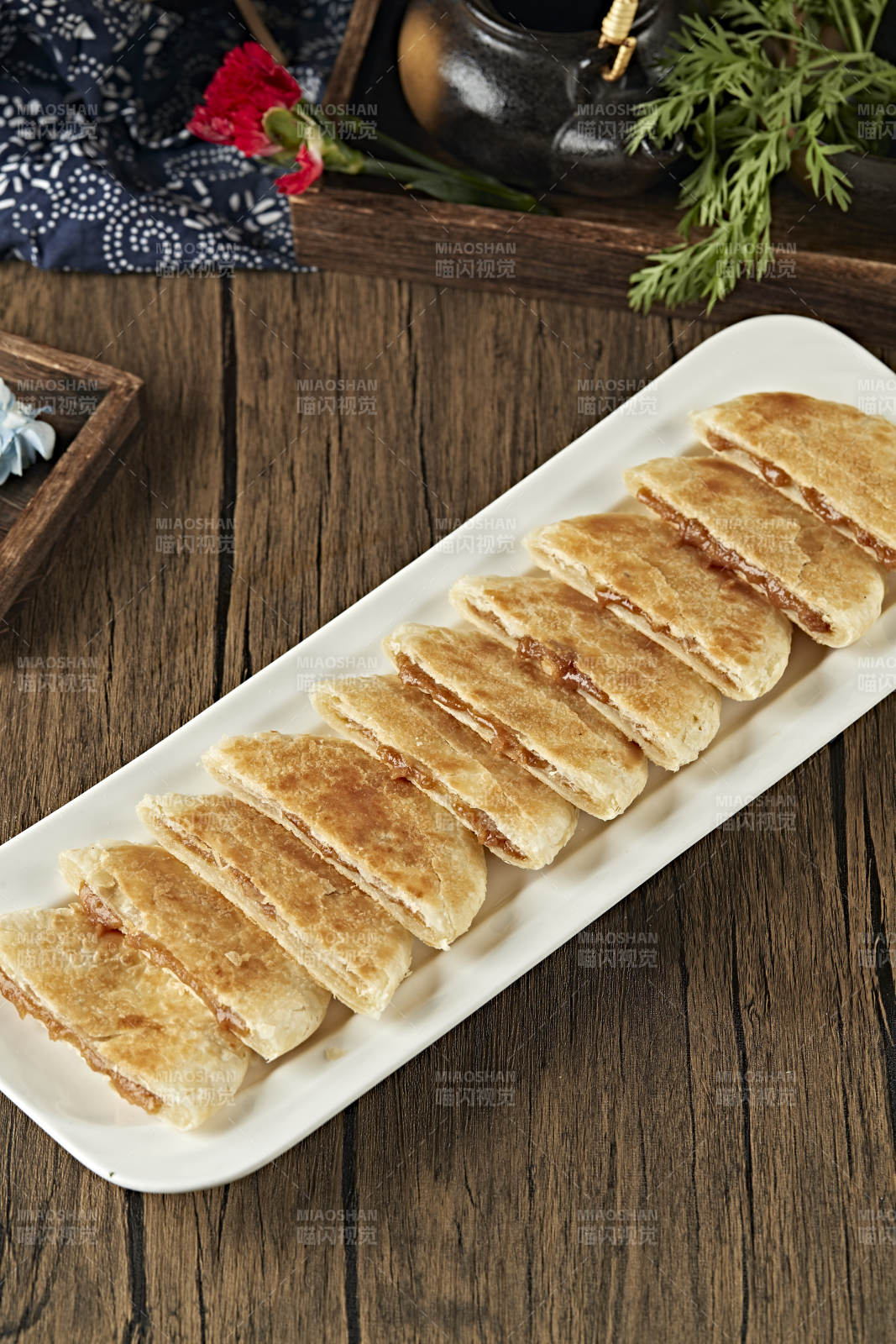 白色瓷盘装美味糖酥饼图片