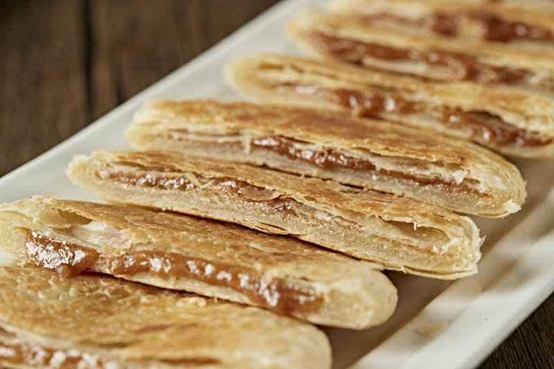 白色瓷盘装美味糖酥饼图片