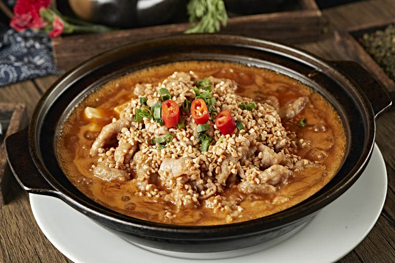 砂锅水煮麻辣牛肉片图片