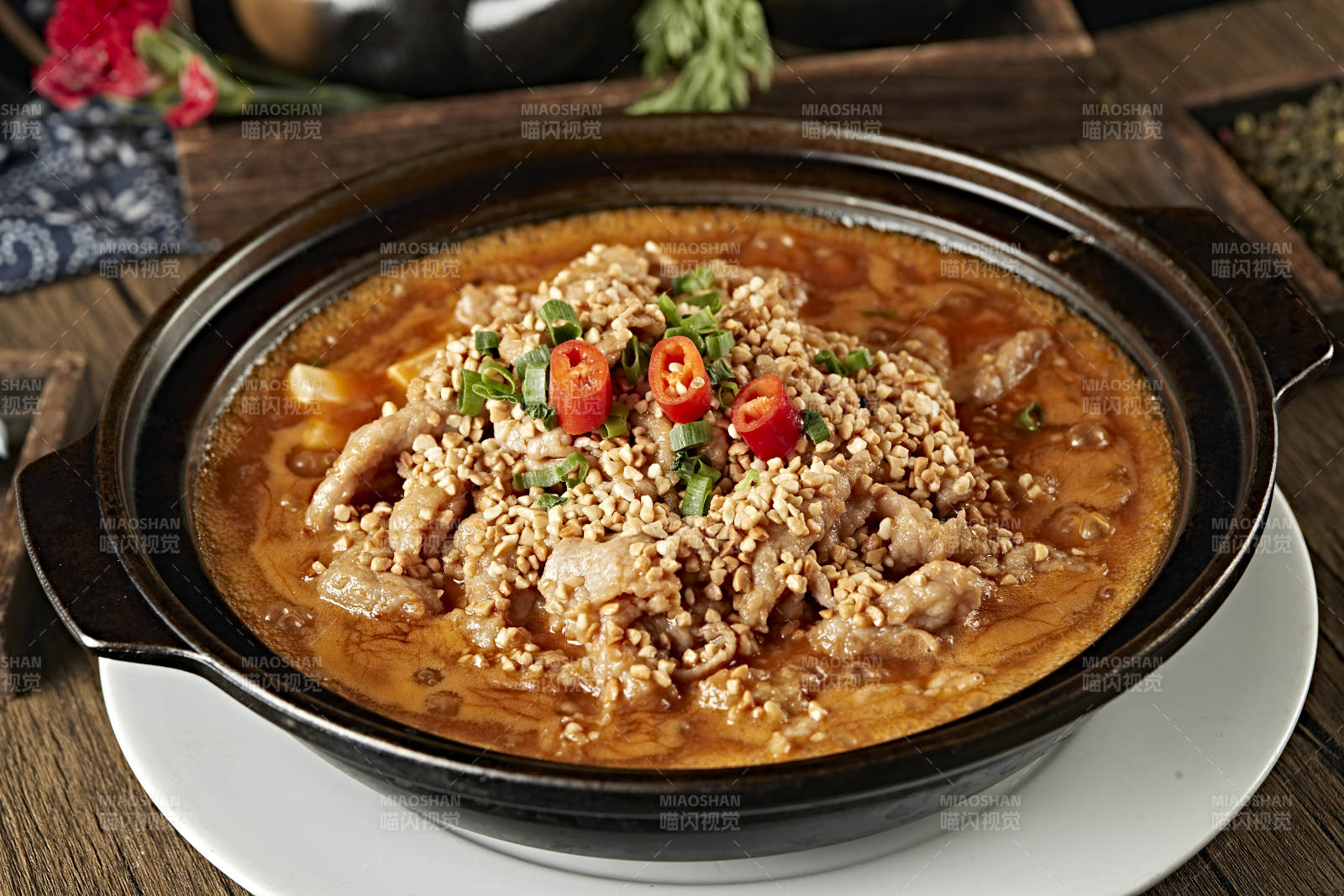 砂锅水煮麻辣牛肉片图片