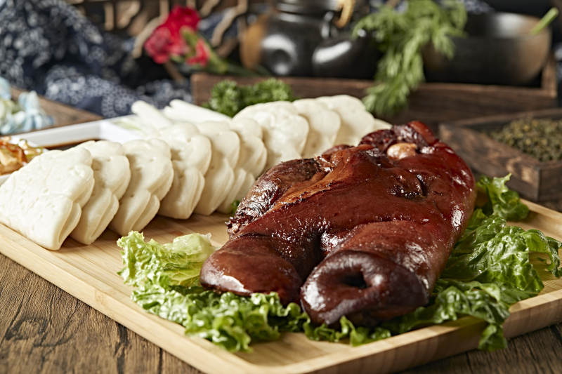 烟熏卤味猪脸猪头肉配锅盔蘸酱菜图片