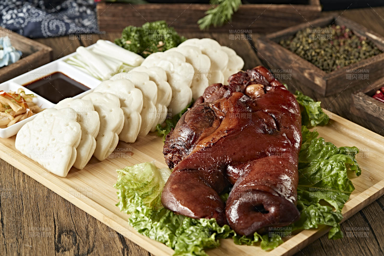 烟熏卤味猪脸猪头肉配锅盔蘸酱菜图片