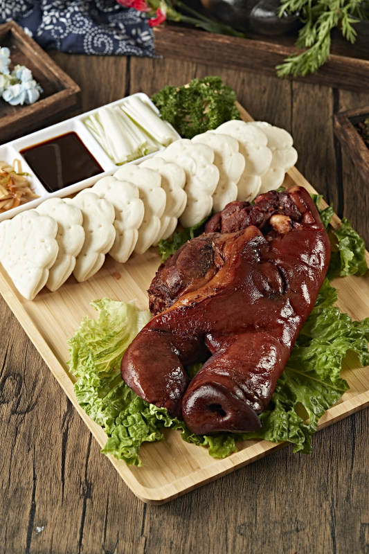 烟熏卤味猪脸猪头肉配锅盔蘸酱菜图片