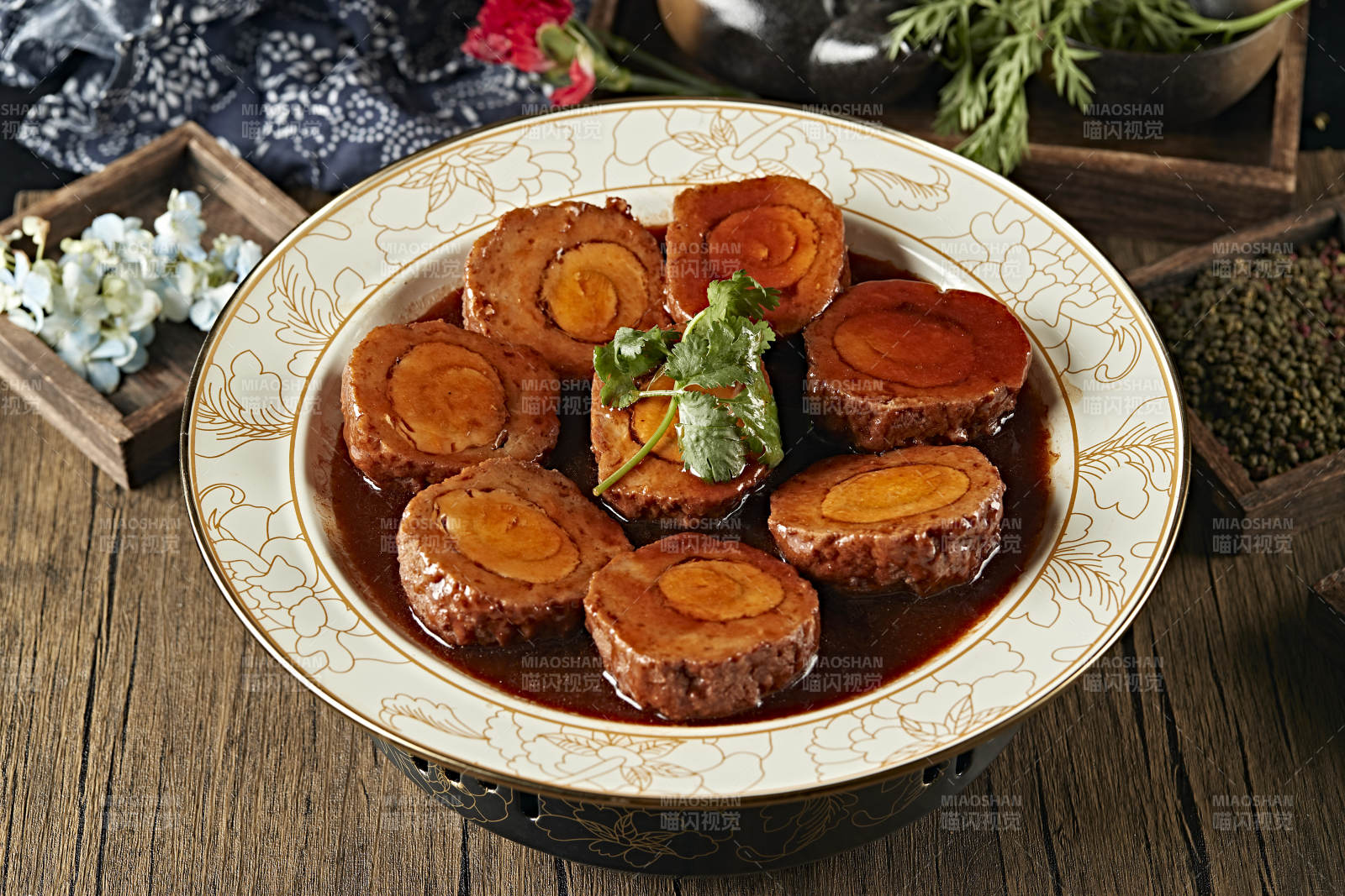 浇汁红烧凤眼丸子图片