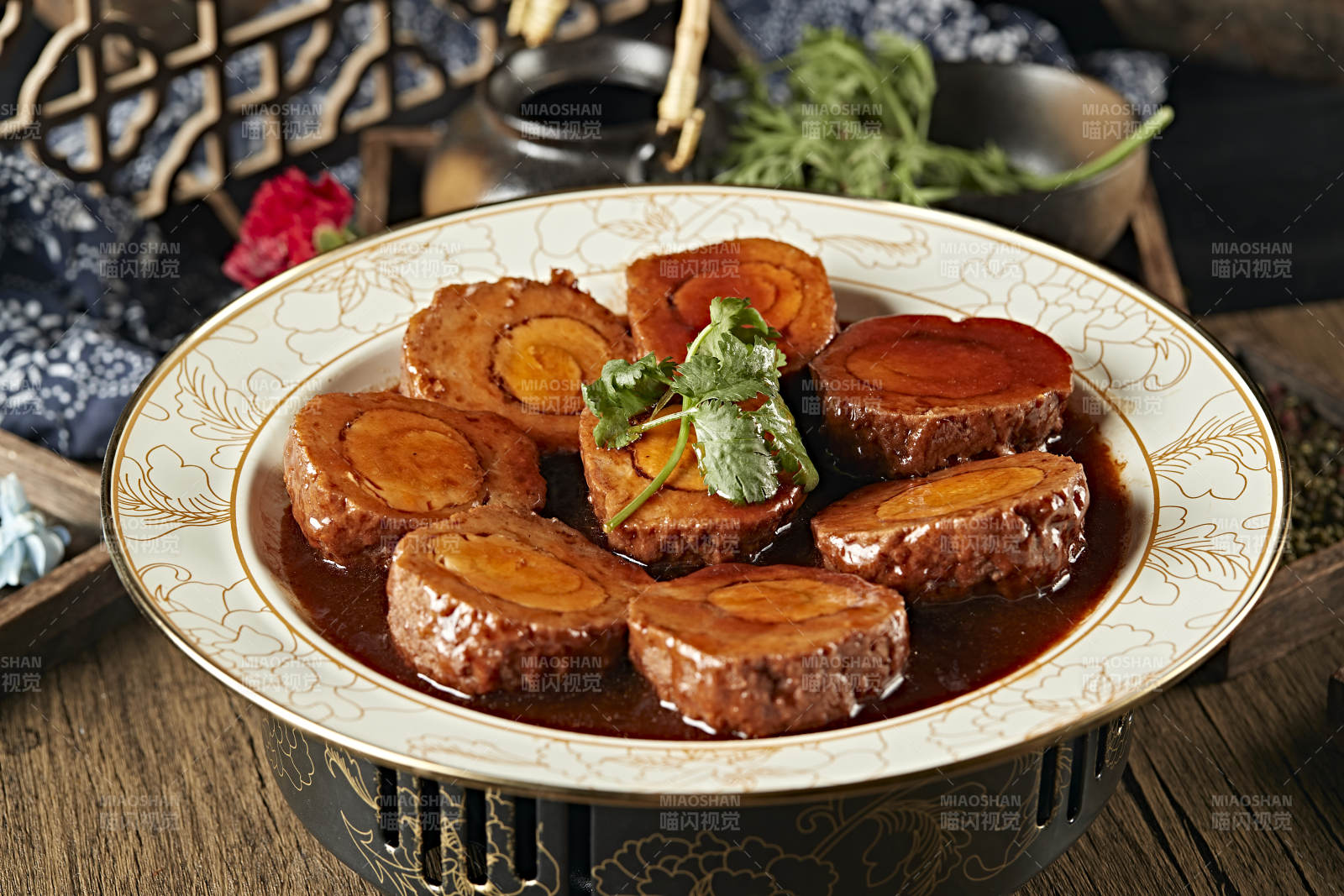 浇汁红烧凤眼丸子图片