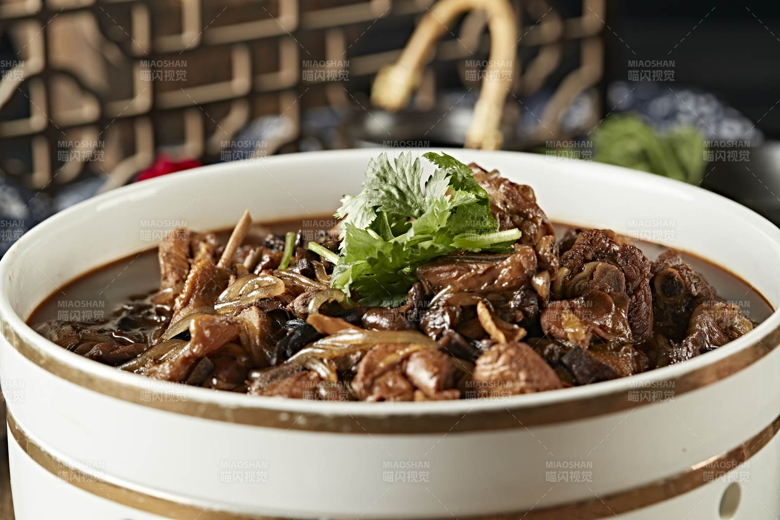 东北名菜小鸡炖蘑菇图片