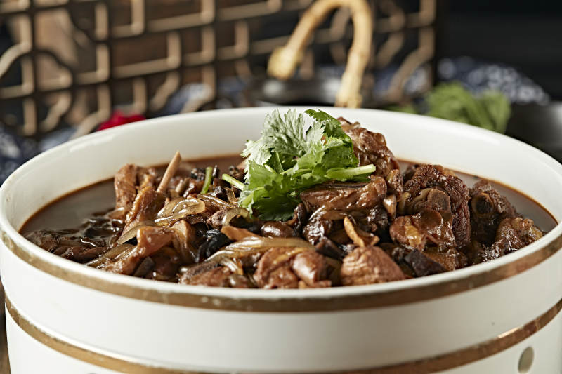 东北名菜小鸡炖蘑菇图片