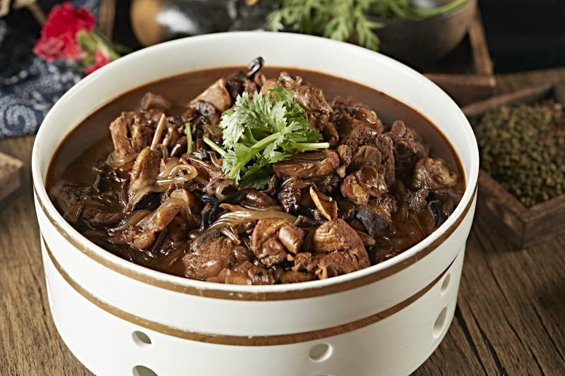 东北名菜小鸡炖蘑菇图片
