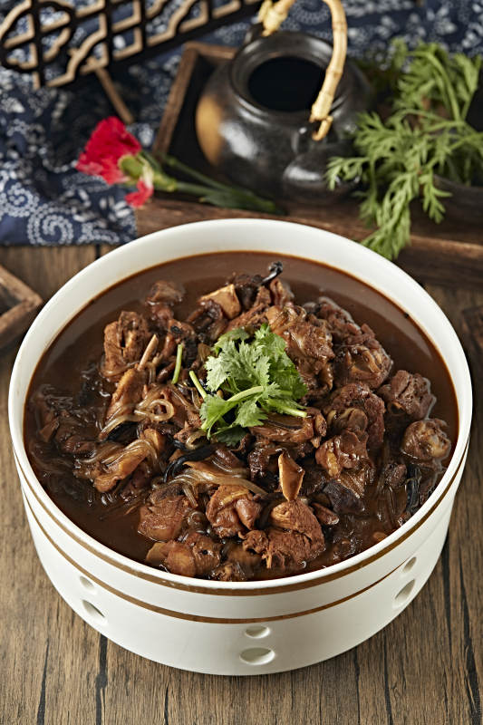 东北名菜小鸡炖蘑菇图片