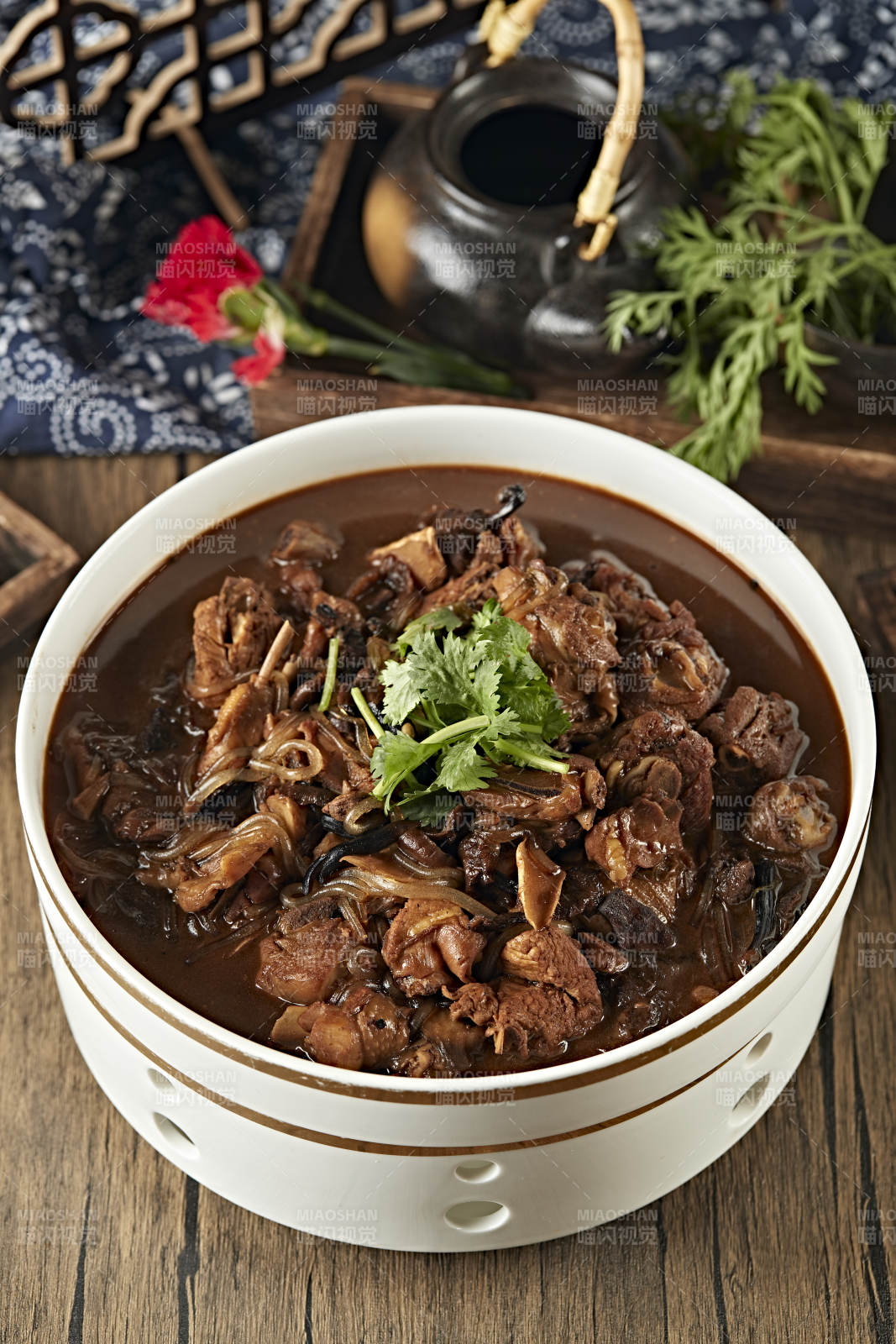 东北名菜小鸡炖蘑菇图片