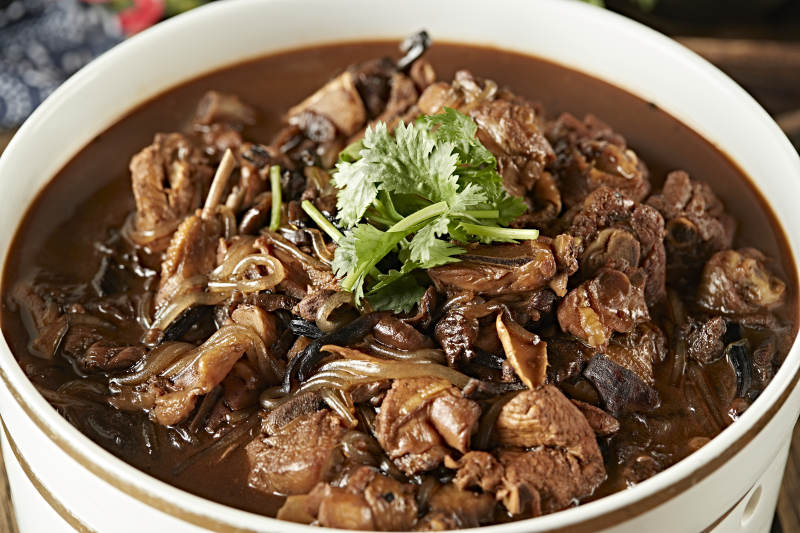 东北名菜小鸡炖蘑菇图片