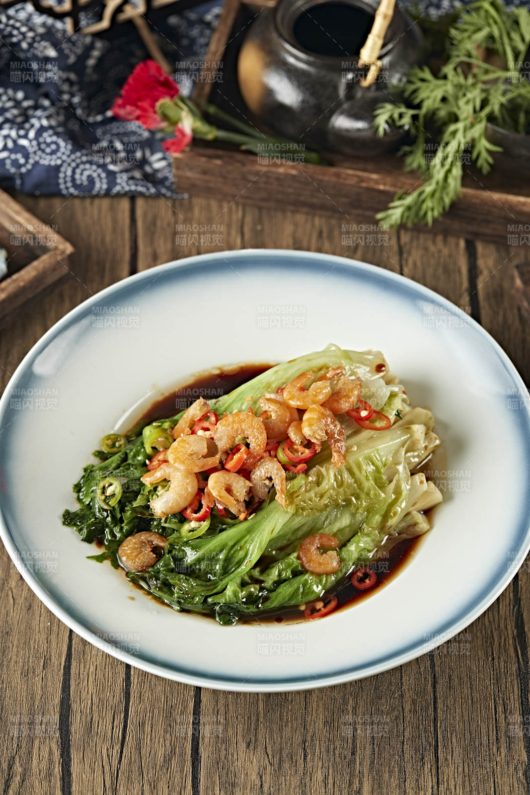 浇汁虾干生菜图片