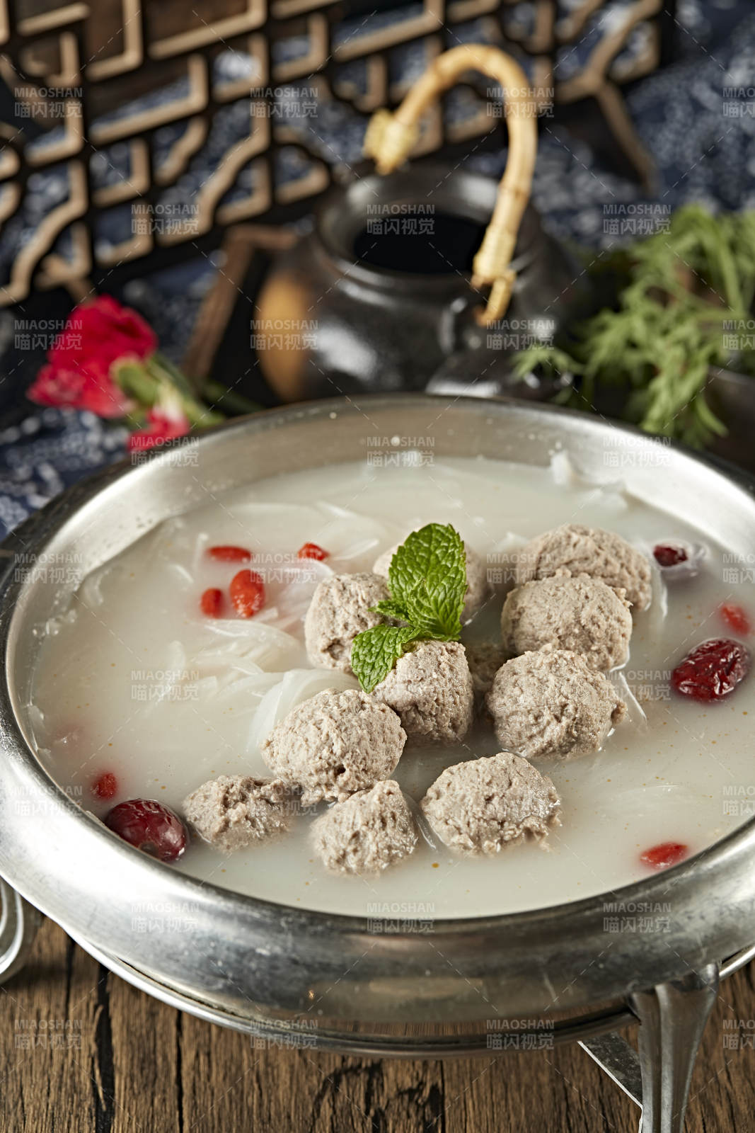 酸汤萝卜炖肉丸图片