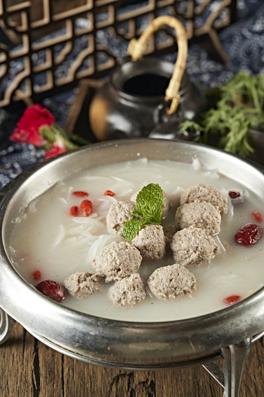 酸汤萝卜炖肉丸图片