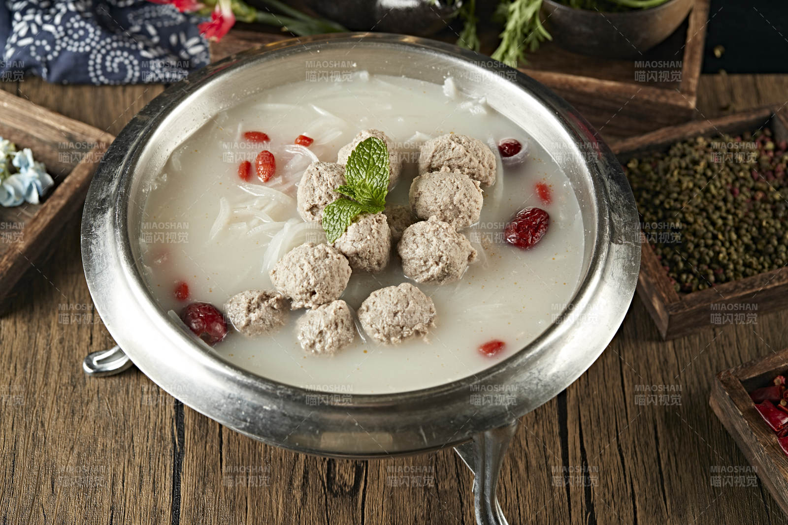 酸汤萝卜炖肉丸图片