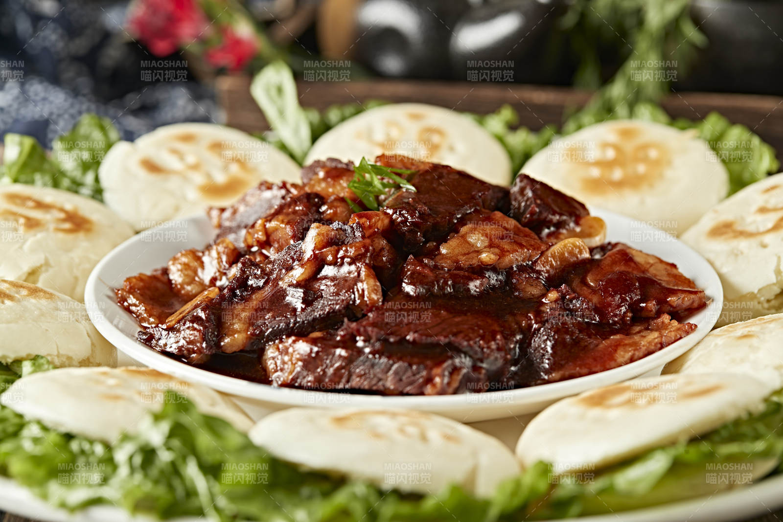 红焖牛胸口配白吉馍图片