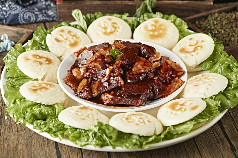 红焖牛胸口配白吉馍图片