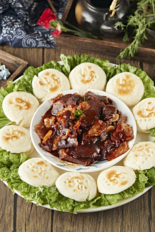 红焖牛胸口配白吉馍图片