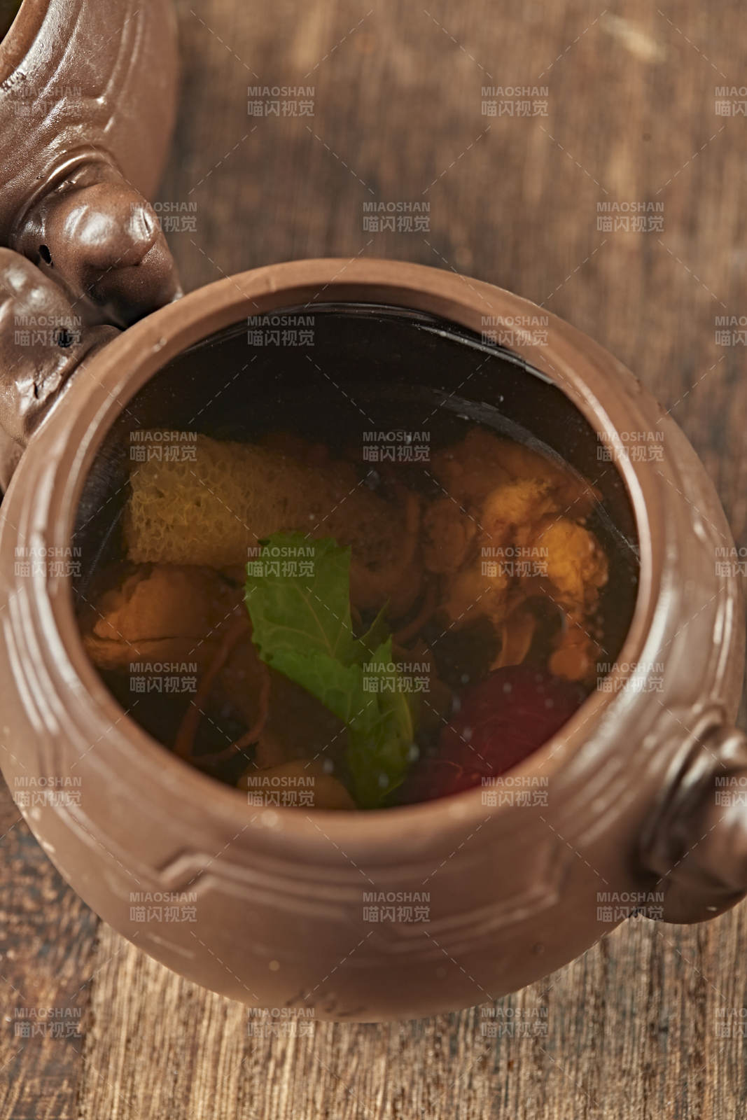 竹荪松茸排骨枸杞汤图片