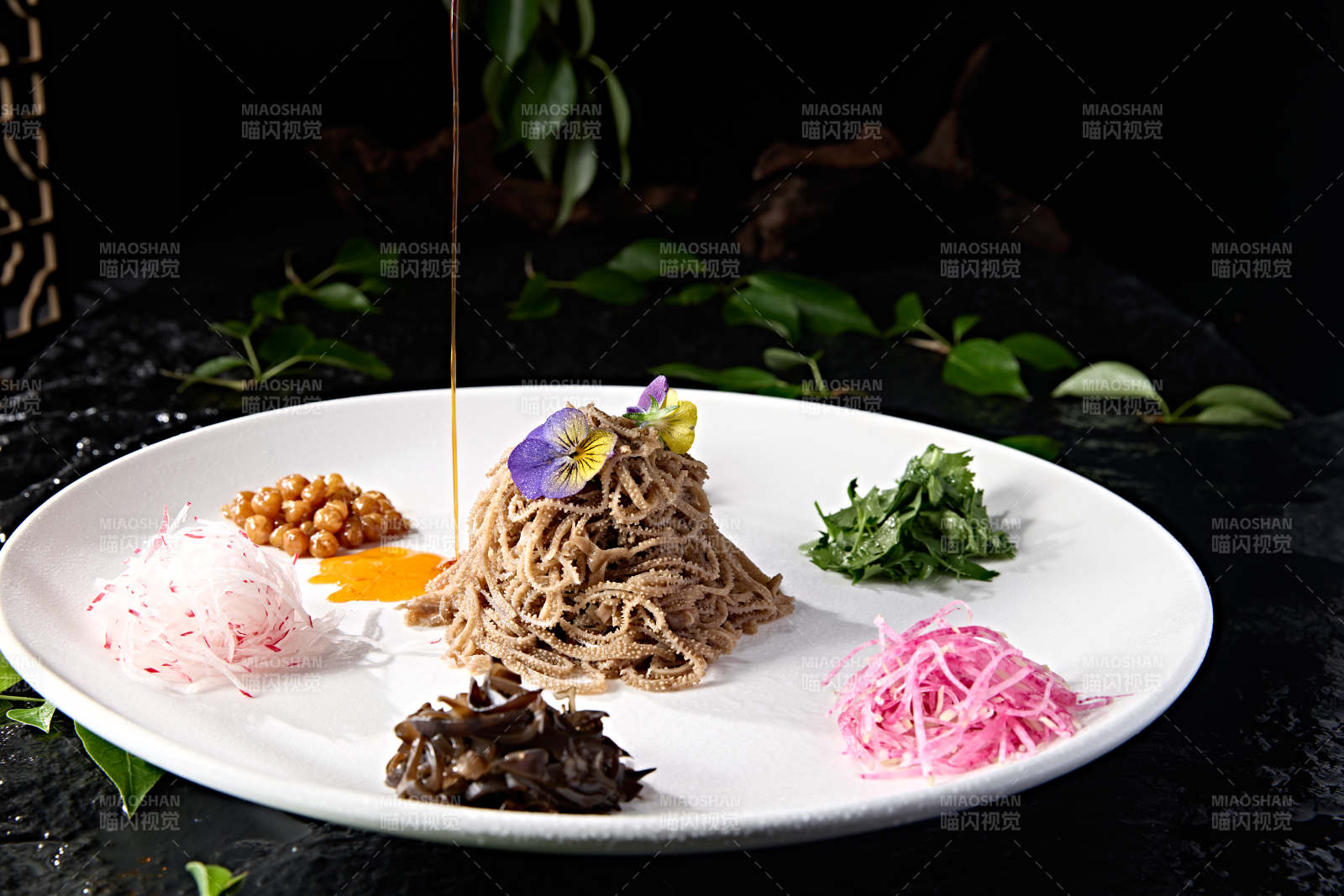 美味凉菜五彩浇汁拌毛肚丝图片