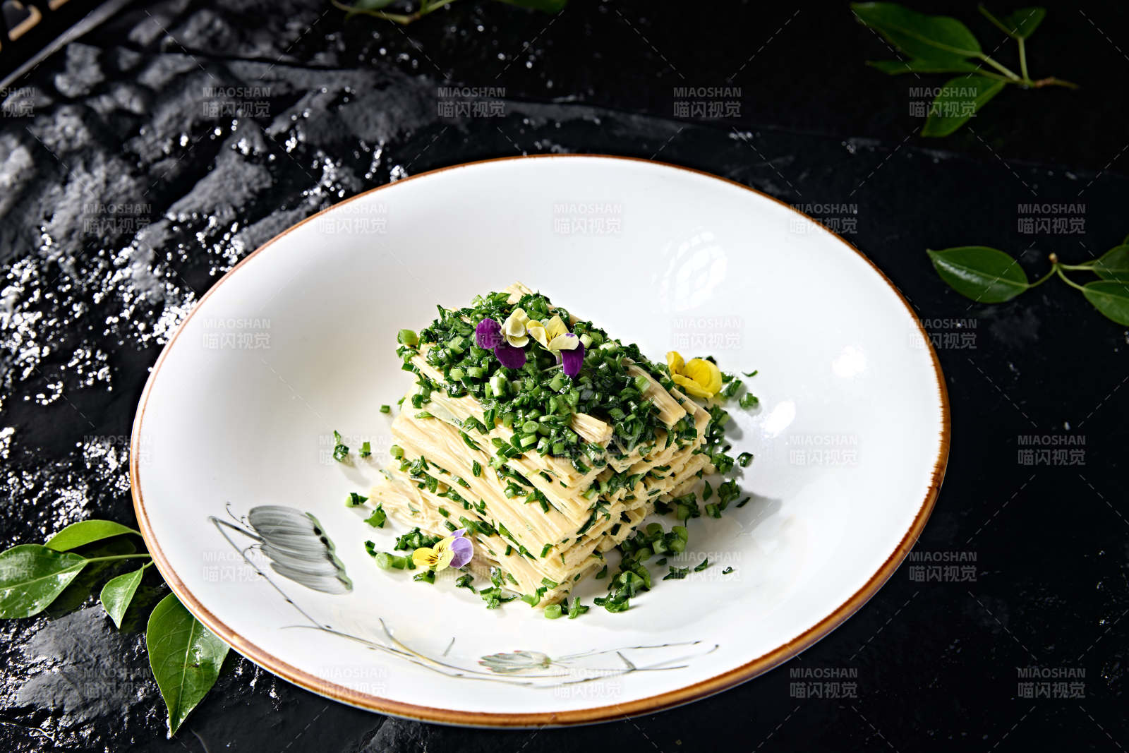 精美凉菜葱香盐水腐竹段图片