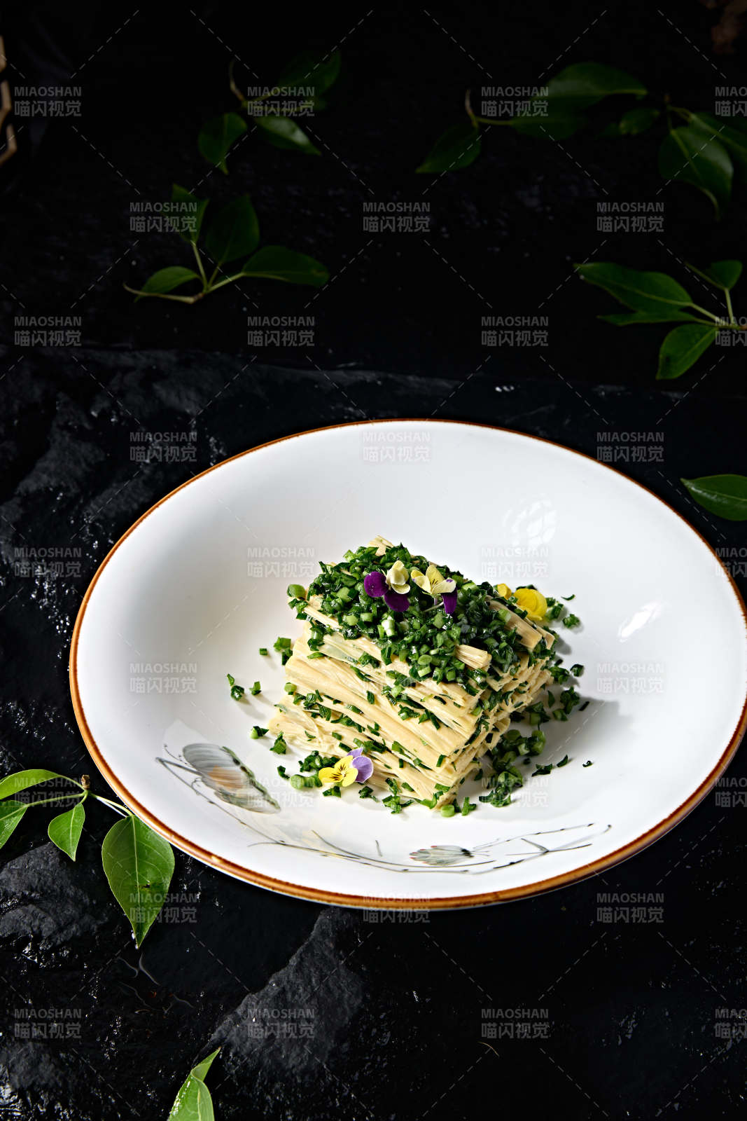 精美凉菜葱香盐水腐竹段图片