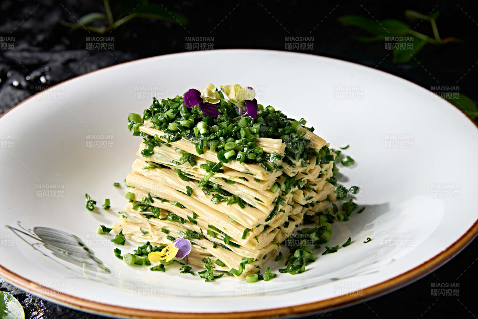 精美凉菜葱香盐水腐竹段图片