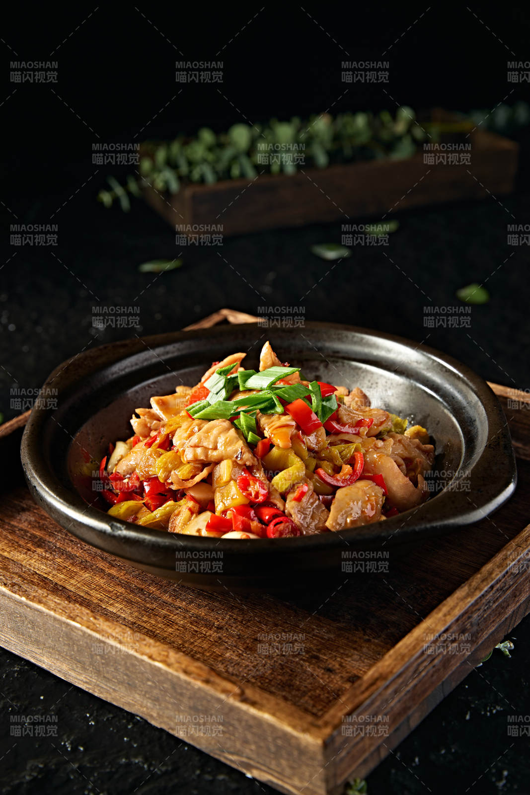 中餐湘菜美味砂锅蒜香香辣肥肠图片