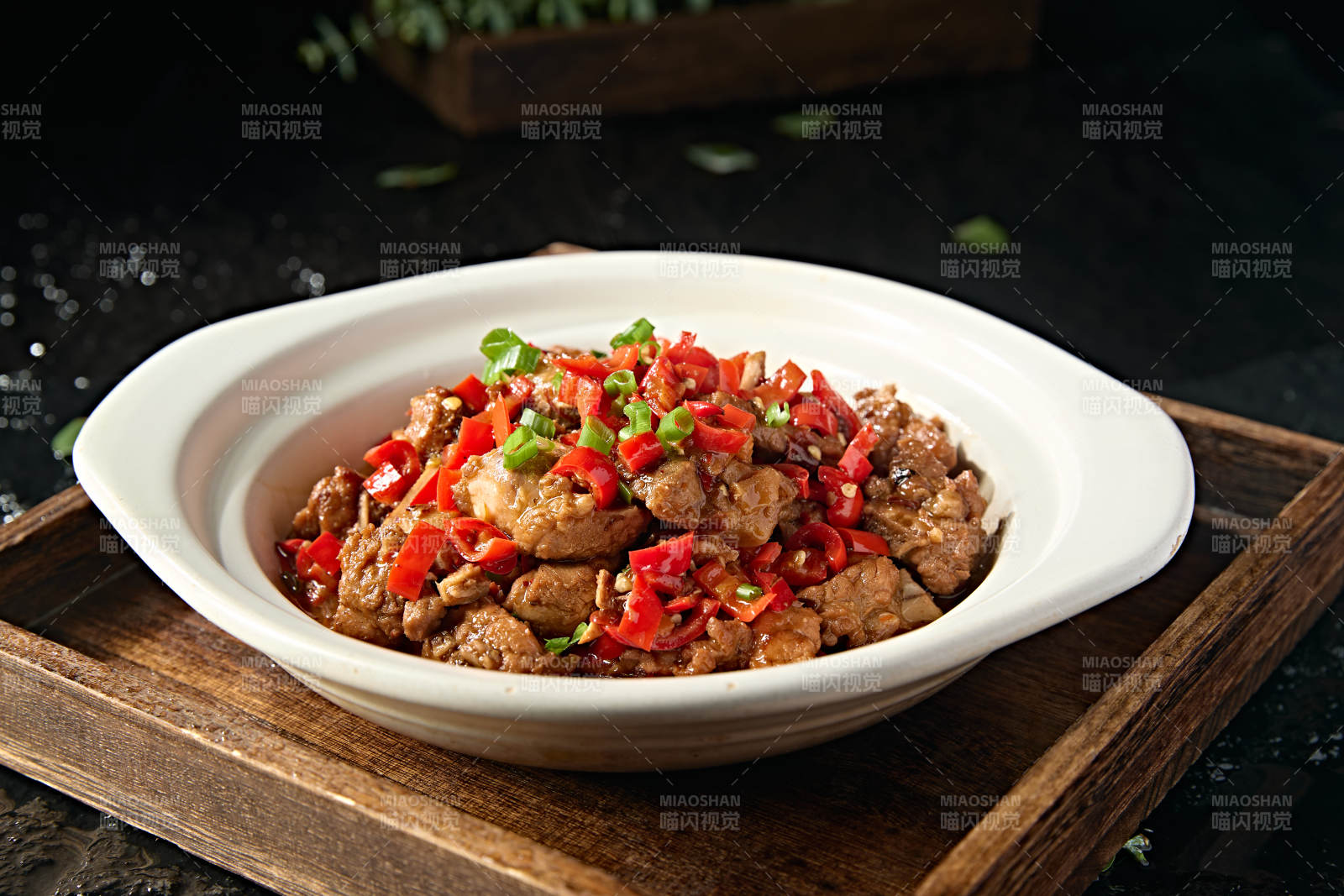 中餐湘菜美味砂锅爆辣剁椒猪小排图片