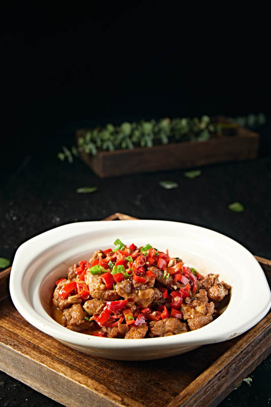 中餐湘菜美味砂锅爆辣剁椒猪小排图片