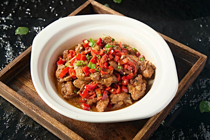 中餐湘菜美味砂锅爆辣剁椒猪小排图片