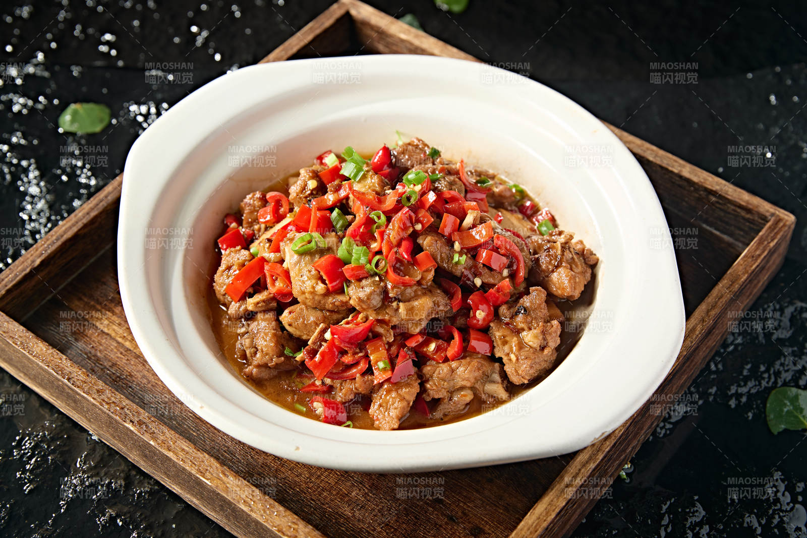 中餐湘菜美味砂锅爆辣剁椒猪小排图片