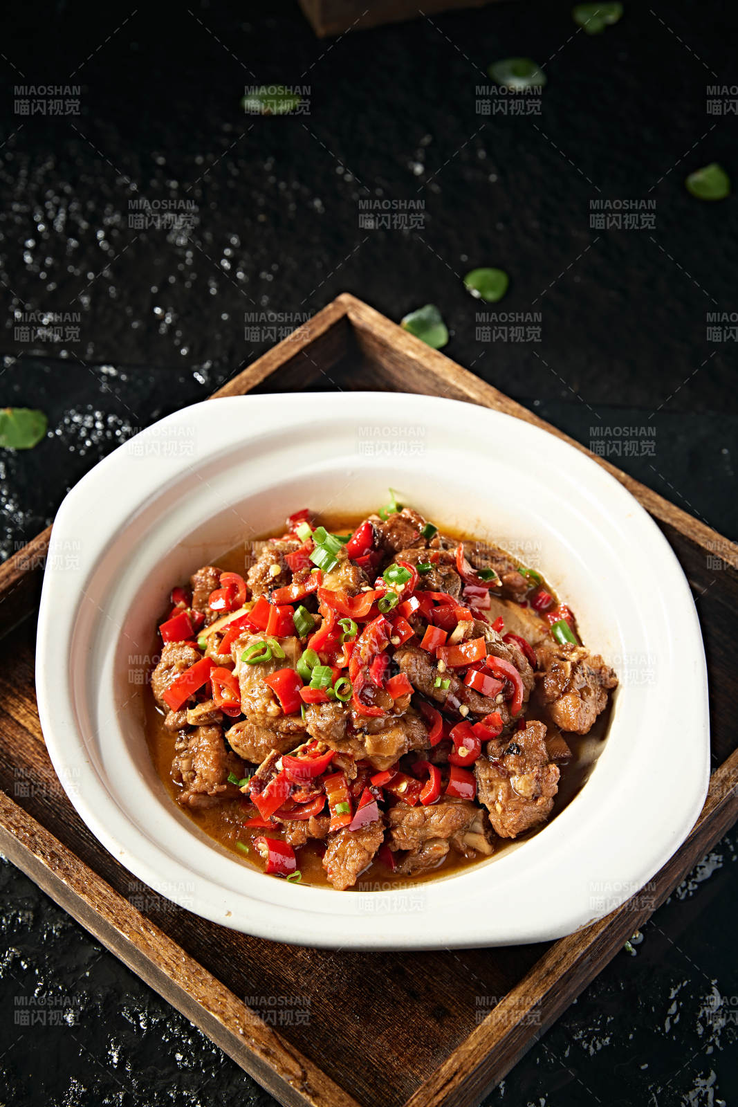 中餐湘菜美味砂锅爆辣剁椒猪小排图片