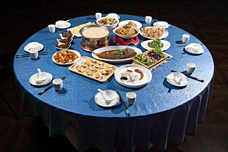 一桌美味草原风情宴席图片
