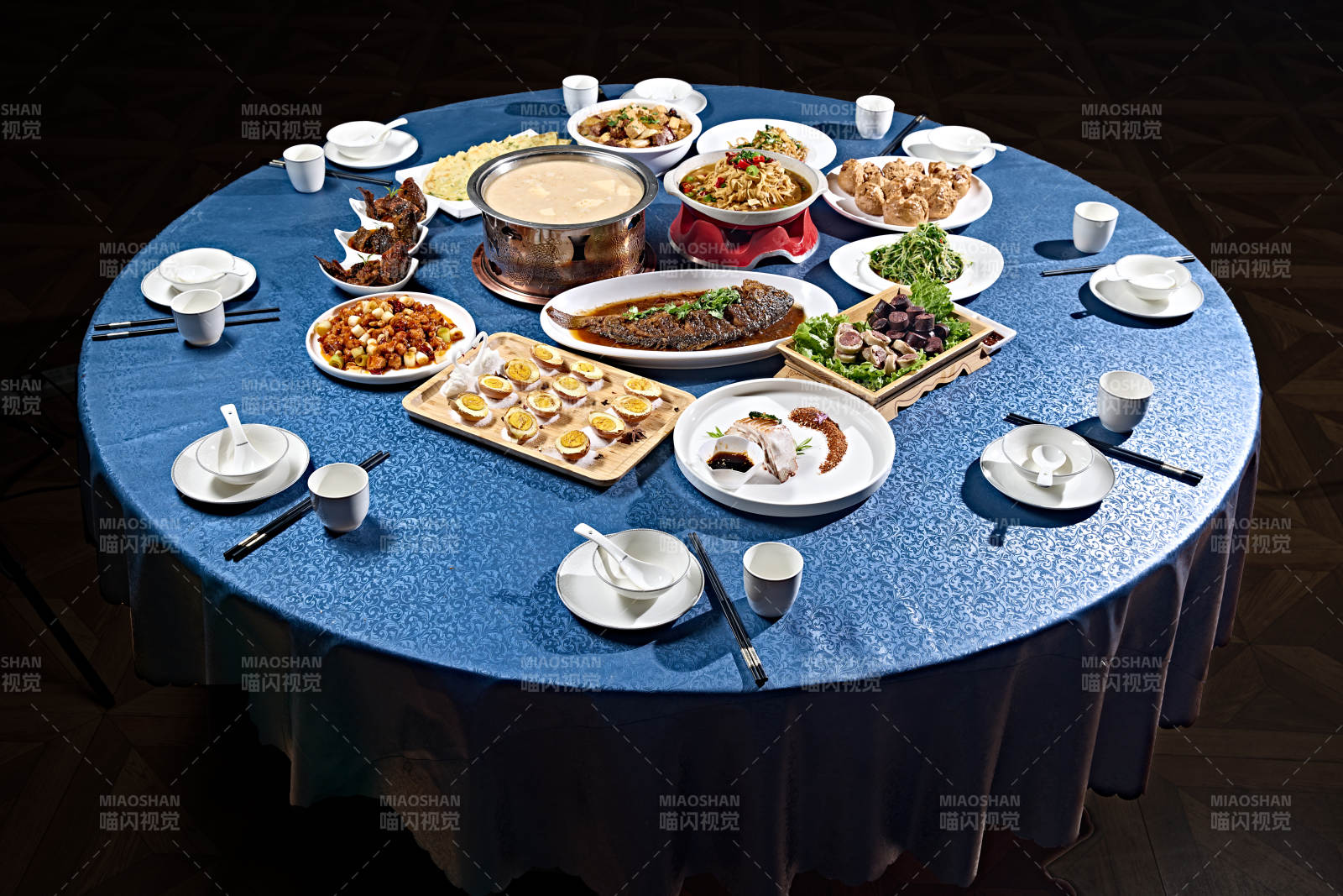 一桌美味草原风情宴席图片