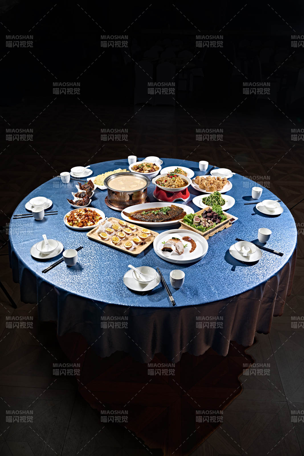 一桌美味草原风情宴席图片