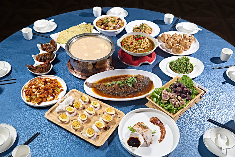 一桌美味草原风情宴席图片