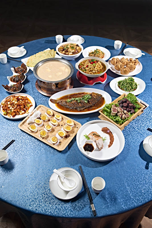 一桌美味草原风情宴席图片