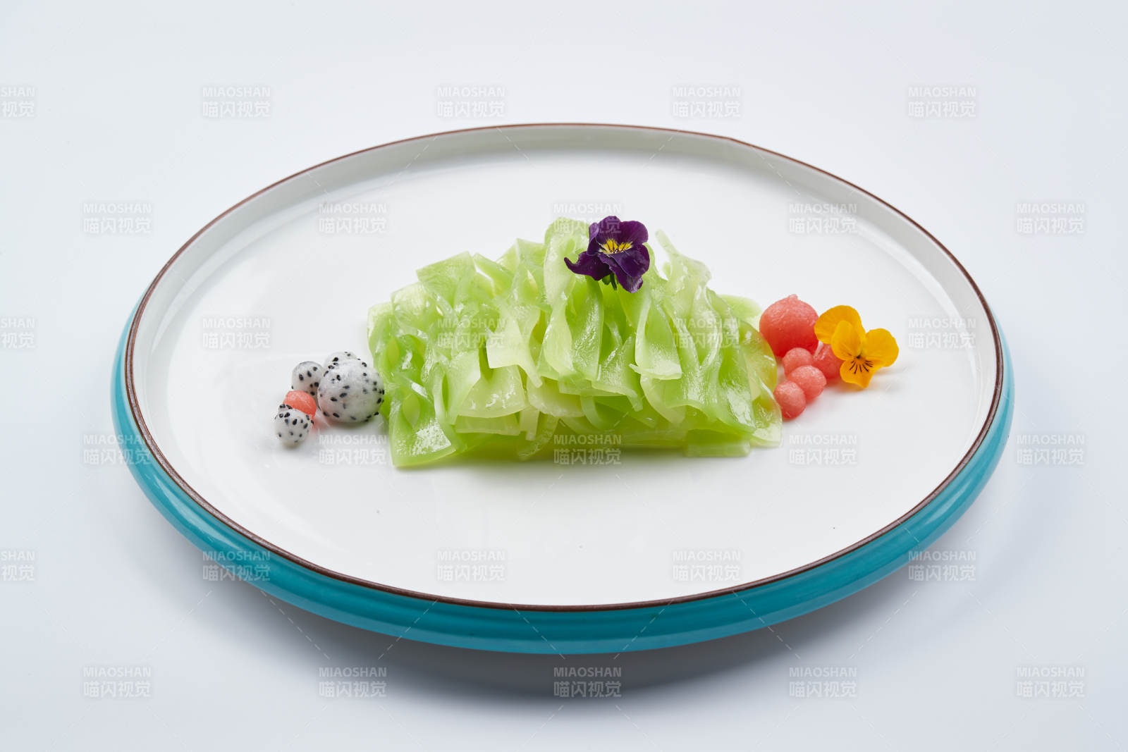 白色瓷盘装的的凉拌青莴笋图片