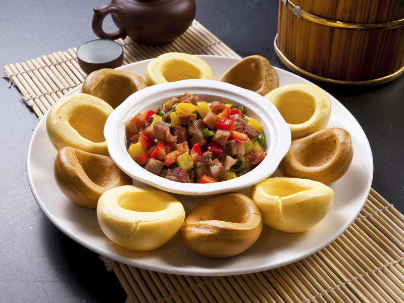 白色瓷盘装的窝头渣渣鸭图片