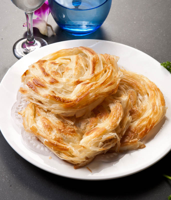 白色瓷盘装的特产小吃一窝丝图片