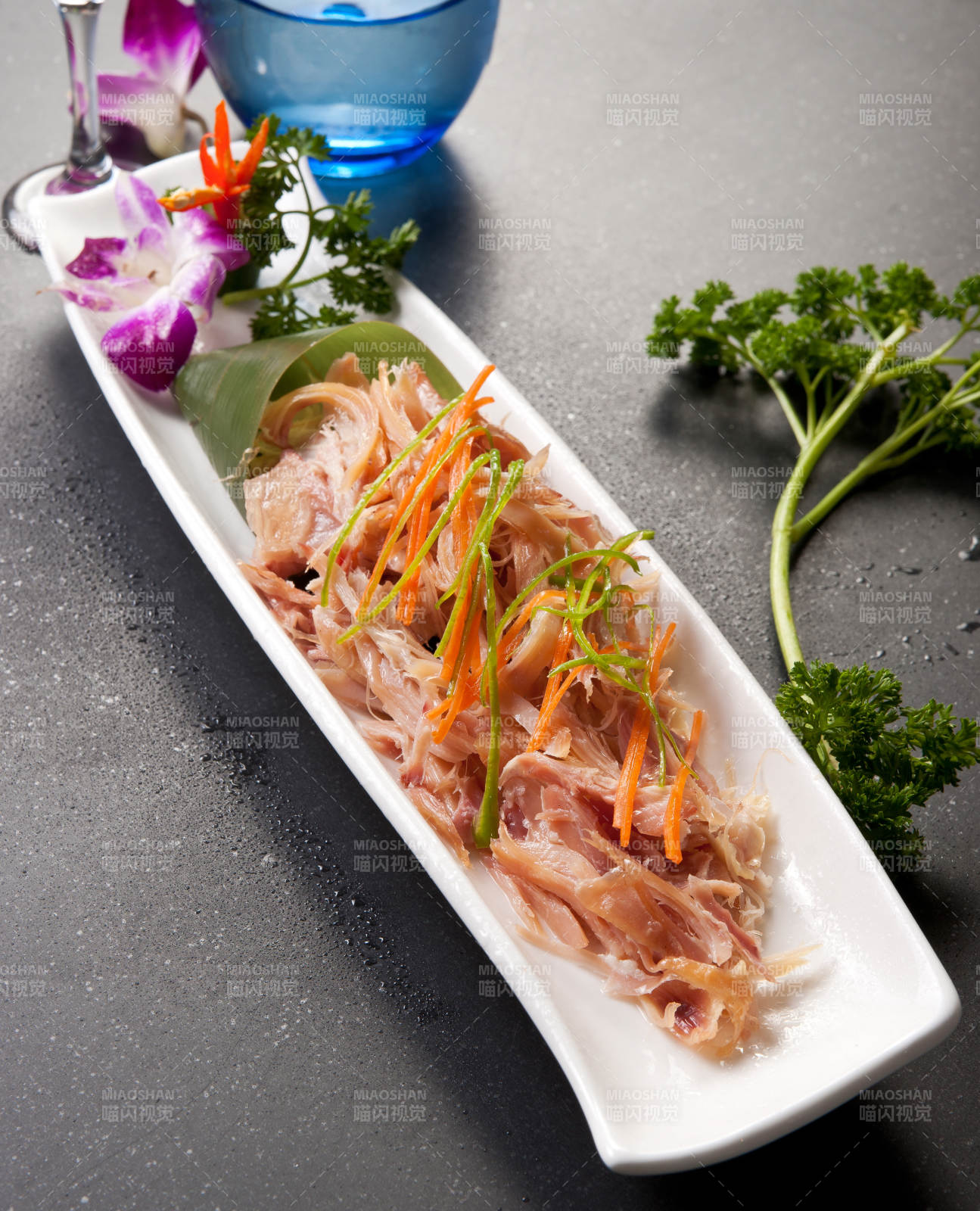 手撕熏柴鸡图片