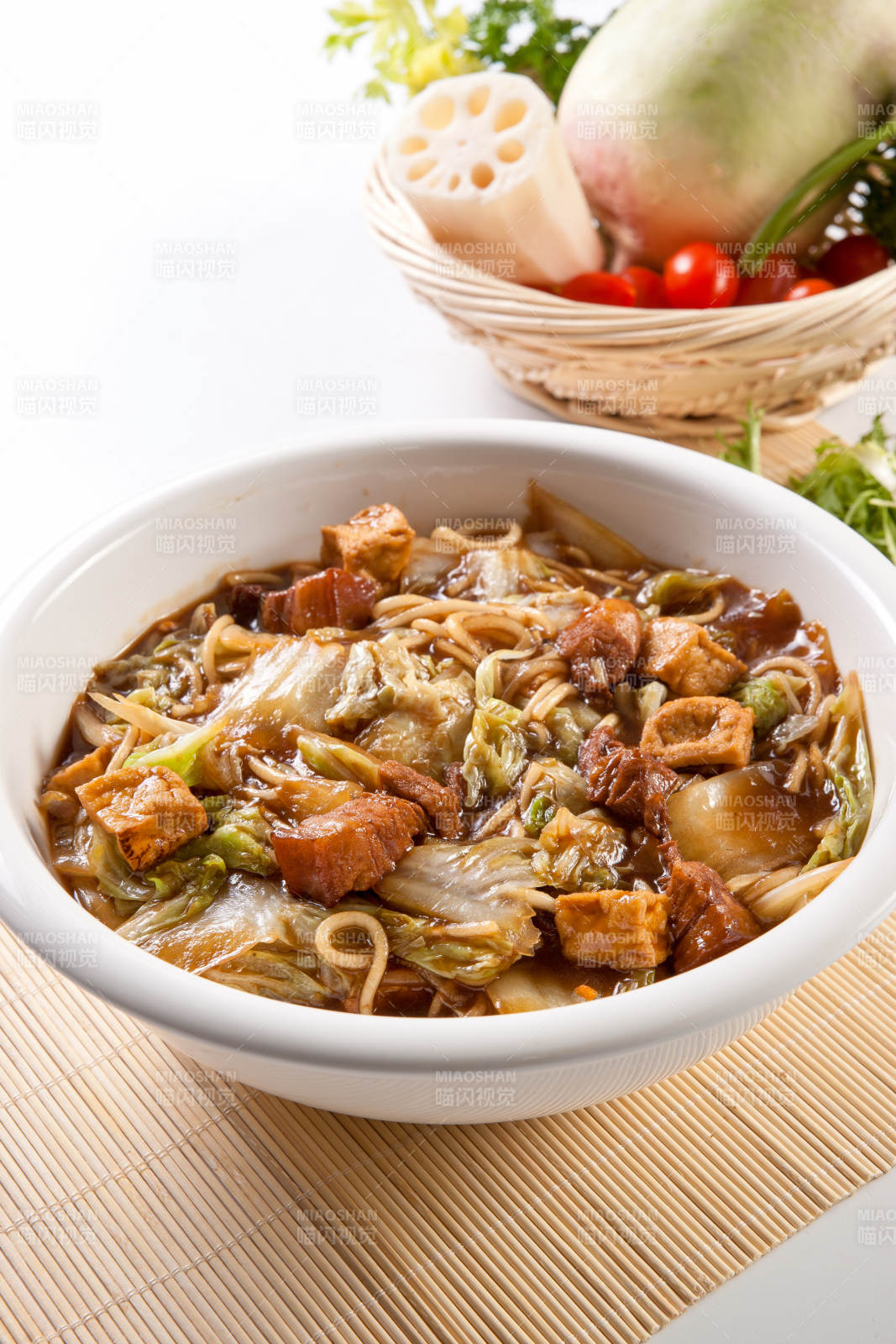 农家红烧肉白菜豆腐炖粉条图片