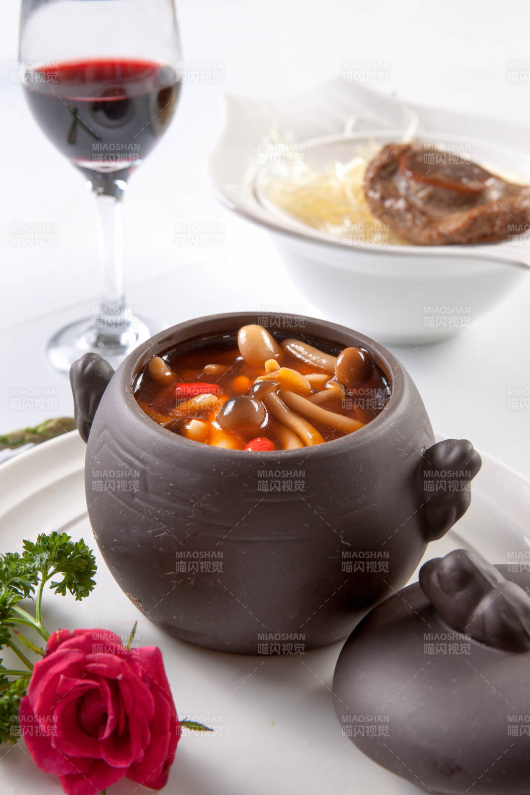 枸杞山珍菌浓汤素佛跳墙图片