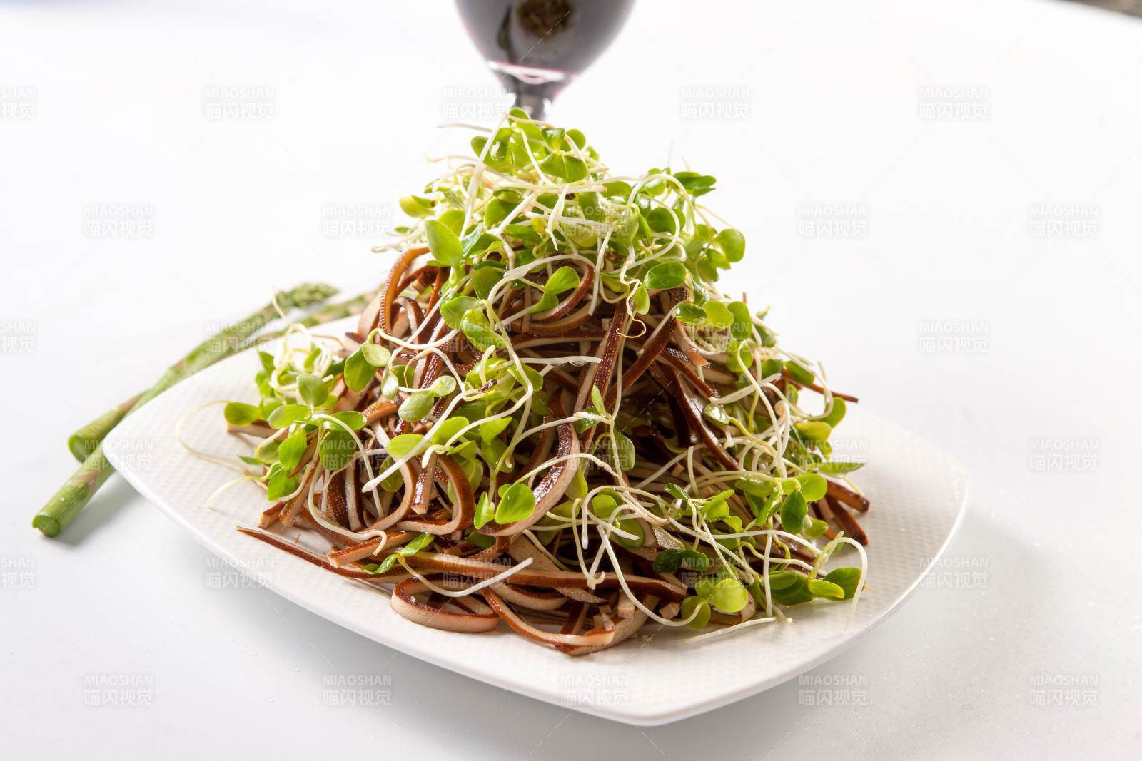 香椿苗熏豆腐丝图片