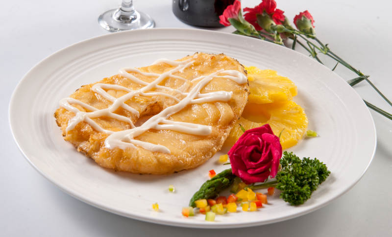 菠萝片配香炸银鳕鱼图片