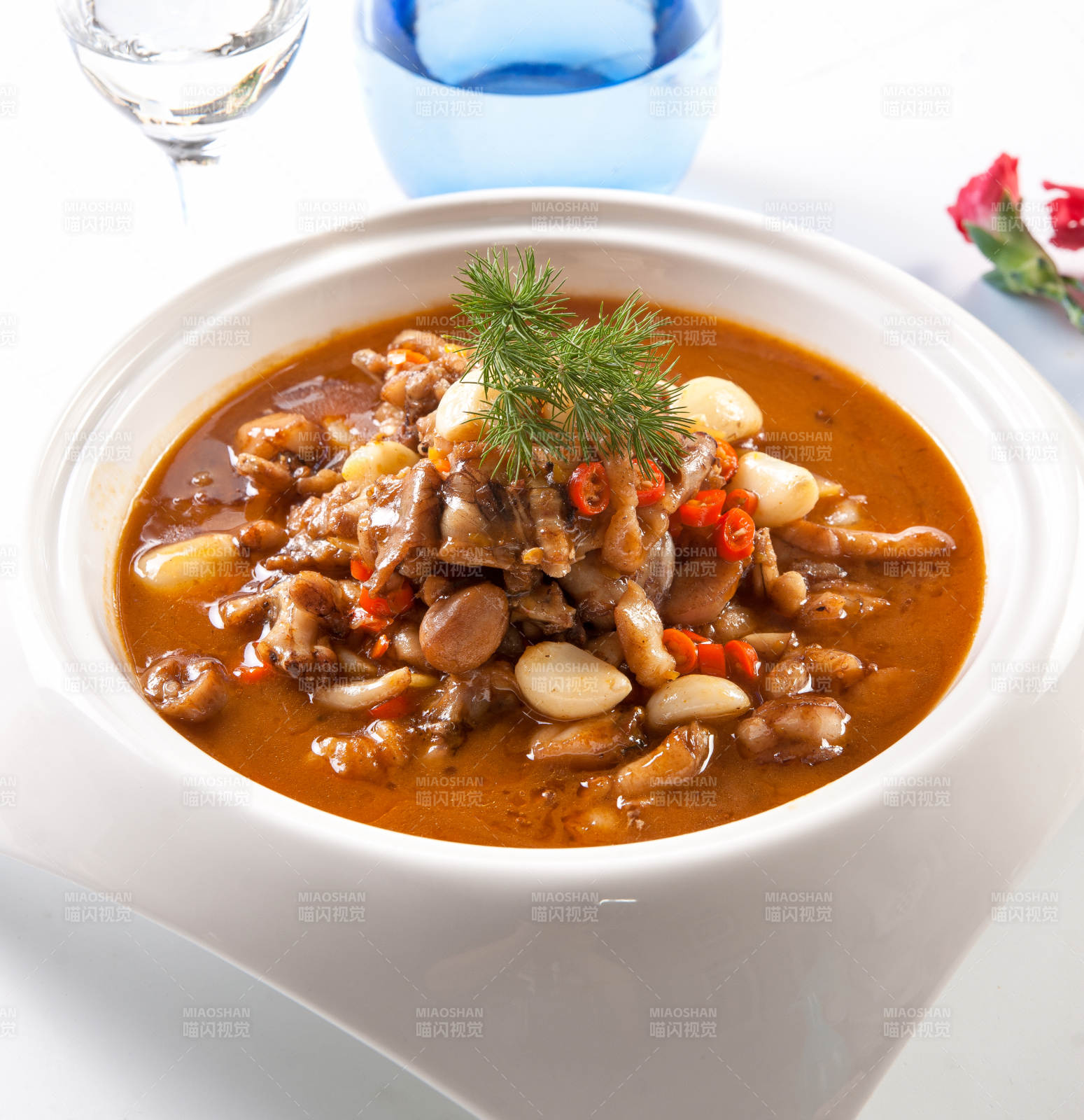 蒜子浓汤酱炖筋头巴脑五花肉图片