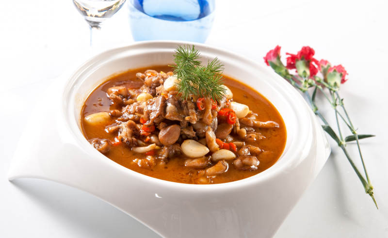 蒜子浓汤酱炖筋头巴脑五花肉图片